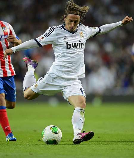 足球西甲豪门签下才华中场，合约长达七年