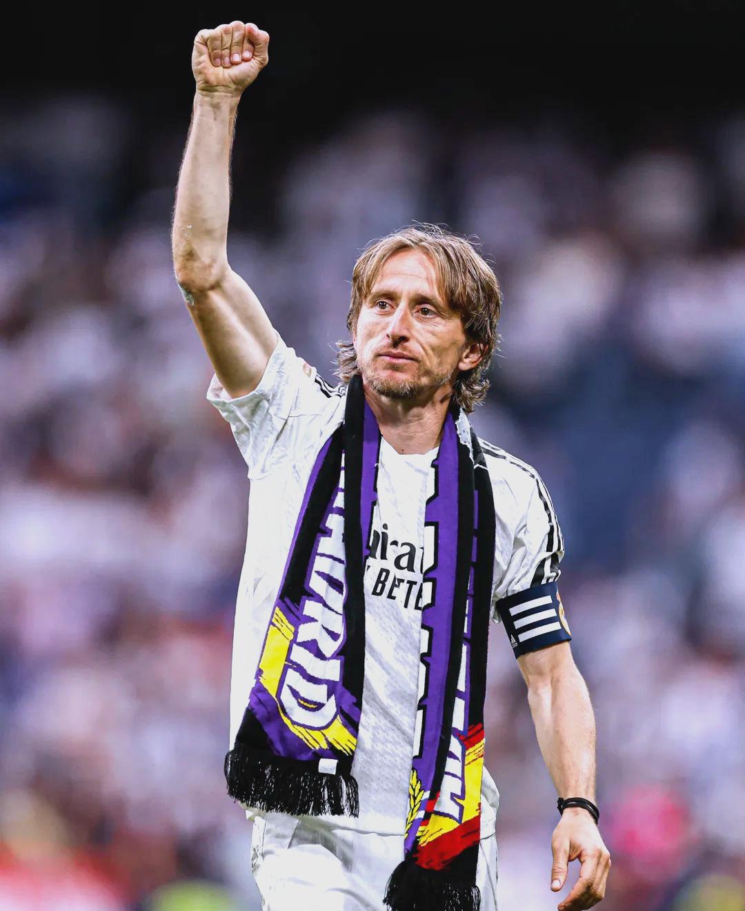 凯恩闪电帽子戏法，拜仁5-0横扫斯图加特，重回巅峰！